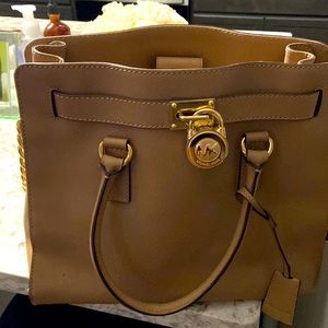 Lightly used Michael Kors purse 👜!! Very reasonable price!!!